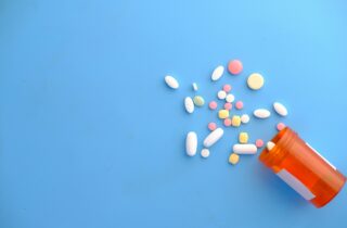 spilling pill bottle on blue background | dentistaltamonte.com